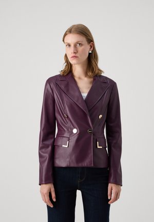 Blazer in ecopelle viola con design doppiopetto, bottoni dorati, rever affilati e tasche frontali. Tessuto liscio e vestibilità su misura.