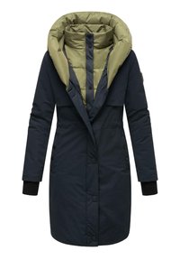 Námořnická parka s huňatým olivově zeleným límcem, zapínáním na knoflíky, bočními kapsami a pletenými manžetami pro pohodlí. Navržena pro teplo a vrstvení.