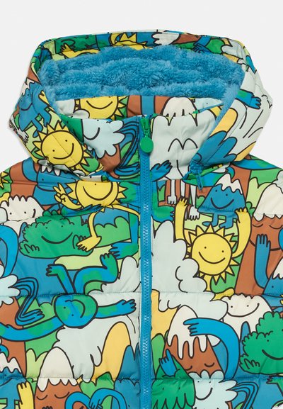 Gilet imbottito colorato con cappuccio, caratterizzato da un motivo vivace di soli sorridenti, nuvole e alberi. Fodera in morbido fleece blu e cerniera verde.