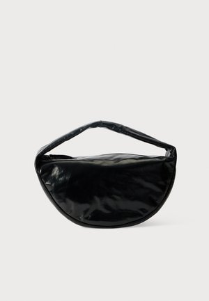 Saco preto, brilhante, com forma de meia-lua e uma única alça arredondada. Apresenta um fecho com zíper e uma superfície lisa e refletiva.