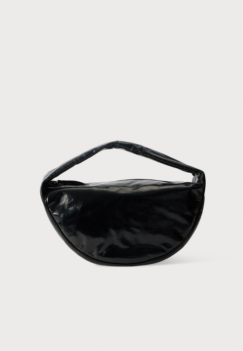 Saco preto, brilhante, com forma de meia-lua e uma única alça arredondada. Apresenta um fecho com zíper e uma superfície lisa e refletiva.