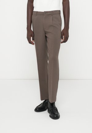 PLEATED RELAXED STRAIGHT CASH TOUCH - Pantaloni - brown