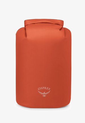 Oranje Osprey droogzak met oprolbare sluiting en wit logo gecentreerd nabij de onderkant, gezet tegen een witte achtergrond.