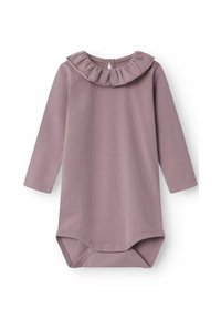 Bodysuit s dugim rukavima od mekog mauve materijala, s volanima oko ovratnika, dugmadi na dnu i uskim siluetom.