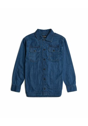 Blauw denim overhemd met lange mouwen, knopen, twee borstzakken met knopen en een standaardkraag, plat uitgespreid op een witte achtergrond.