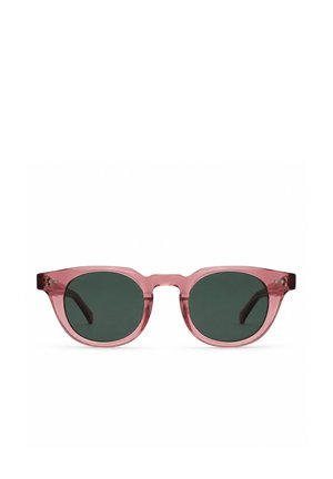 Occhiali da sole con lenti tonde verde scuro e montatura in plastica rosa traslucida, mostrati su sfondo bianco.