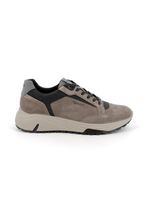 Sneaker in suede grigio e nero con suola ammortizzata, chiusura con lacci e dettagli testurizzati sui lati e sul tallone.