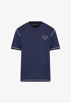 Temno modra kratka majica s kratkimi rokavi iz bombaža, ki ima kontrastne bele šive in majhen vezen logotip na prsih.