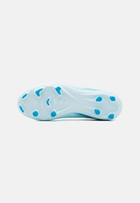 Botas de fútbol con una combinación de colores blanca y azul claro. Presentan una suela texturizada y seis puntos de tracción con tachuelas azules para un mejor agarre en superficies de césped.