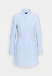 Cappotto azzurro chiaro a maniche lunghe realizzato in tessuto liscio con collo alto e silhouette dritta; presenta dettagli di cucitura frontale e nessuna chiusura visibile.