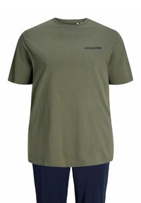 T-shirt vert olive à manches courtes avec logo JACK&JONES noir sur la poitrine gauche, associé à un pantalon bleu marine foncé, vue de face.