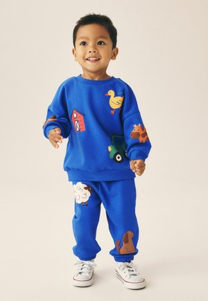 Next, REGULAR FIT - PRINTED CREW NECK SWEAT TOP AND JOGGERS SET - Tracksuit - dark blue