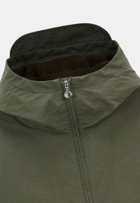 Veste vert olive avec une capuche douce doublée de noir, fermeture éclair sur le devant et une texture extérieure lisse. Présente un design de col arrondi.