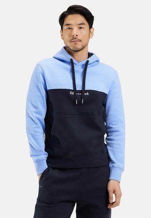Sweat à capuche avec une partie supérieure bleu clair et une partie inférieure bleu marine foncé, avec une poche avant et des cordons de serrage.