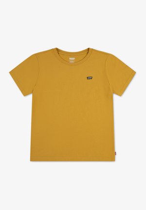 T-shirt à manches courtes jaune moutarde avec col rond et petite étiquette noire du logo Levi's sur la poitrine gauche.