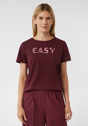 T-shirt bordeaux con grafiche "EASY" in rosa chiaro, scollo rotondo, maniche corte e morbido cotone, abbinato a pantaloni coordinati.