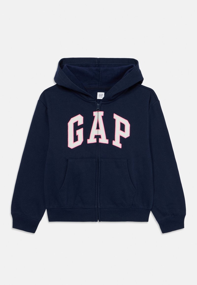 Sweat à capuche zippé bleu marine en tissu doux, avec une capuche spacieuse, des poches avant et le logo "GAP" en blanc avec un contour rose.