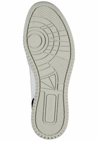 Bílá podrážka tenisky s texturovanou gumou. Obsahuje kruhové a zigzagové vzory, zesílené okraje a štítek s logem poblíž klenby.