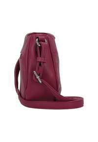 Bolso cruzado de piel rosa fucsia con una superficie texturizada, que cuenta con una correa larga, herrajes plateados y una forma estructurada.