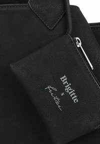Portafoglio in ecopelle nera con chiusura a zip, caratterizzato da testo bianco "Brigitte x fitzi" e dettagli a superficie testurizzata.