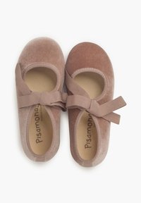 Ballerine in velluto di due tonalità di rosa, con punta rotonda, lati intagliati e un fiocco in nastro testurizzato sulla parte anteriore.