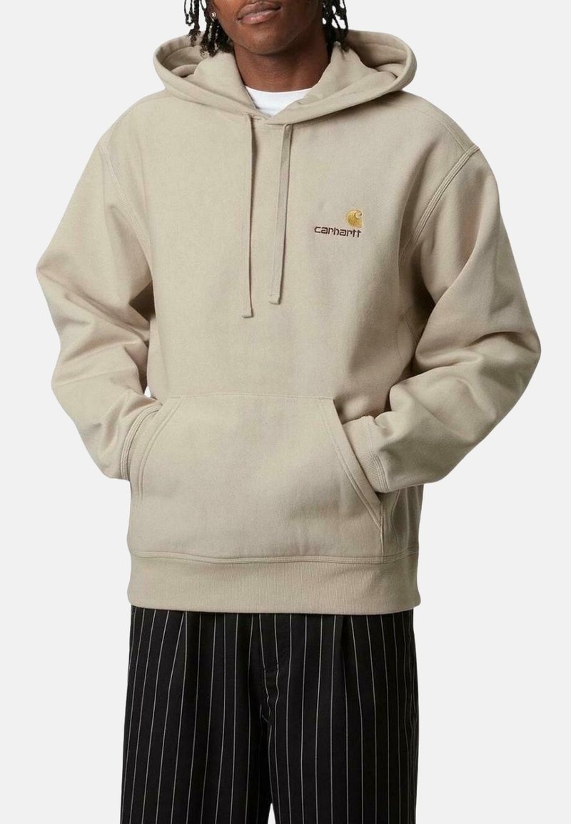 Sudadera con capucha beige hecha de material suave, cuenta con un bolsillo canguro, puños acanalados y un logo bordado en el pecho.