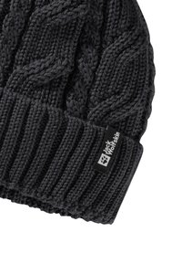 Berretto lavorato a maglia nero con motivo a treccia e bordo a coste. Presenta un piccolo etichetta con logo di lato. Realizzato in un materiale morbido e caldo.