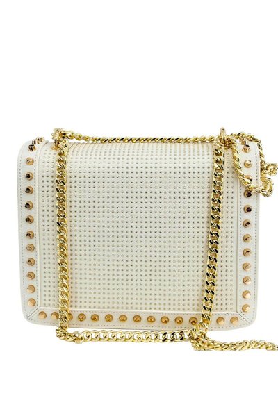 Borsa bianca con superficie texturizzata, decorata con borchie dorate, dotata di una tracolla a catena dorata e dalla forma rettangolare.