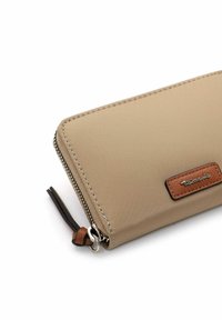 Beige Nylon-Geldbörse mit braunem Lederakzent, silberner Hardware und Reißverschluss, mit strukturiertem Oberflächenmaterial und einem Handgelenkband.