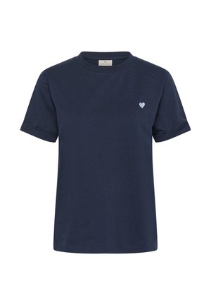 T-shirt bleu marine à manches courtes et col rond avec un petit emblème en forme de cœur bleu clair sur le côté gauche de la poitrine.