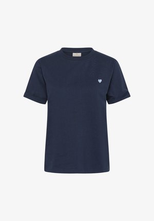 T-shirt bleu marine à manches courtes et col rond avec un petit emblème en forme de cœur bleu clair sur le côté gauche de la poitrine.