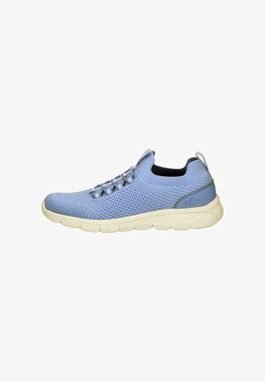 Hellblauer gestrickter Slip-on-Sneaker mit weißer Sohle, elastischem Knöchelkragen, Schlaufe an der Ferse und dekorativem Schnürdetail an der Seite.