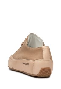 Sneaker beige in suede con rivestimento in pelle liscia sul tallone, suola in gomma testurizzata e logo stampato sul retro.