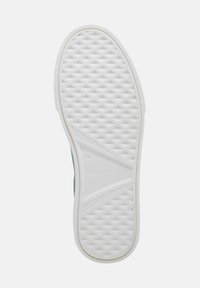 Suola verde di sneaker con una base in gomma bianca. Presenta un motivo a diamante testurizzato e una sezione centrale liscia, con un accento di design triangolare.