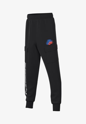Pantalones de chándal negros con una cintura elástica, bolsillos laterales de carga y detalles del logo impresos en rojo y azul. Fabricados con un material suave y elástico.