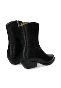Botas de cuero negro hasta el tobillo con punta afilada, superficie texturizada, costuras decorativas y un tacón bajo tipo bloque. Cierre con cremallera en la parte posterior.