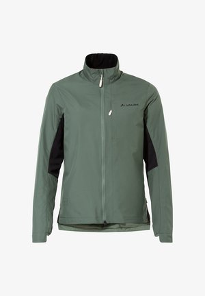 Giacca leggera verde con colletto alto, chiusura a zip frontale e dettagli neri su maniche e lati. Presenta il logo sul petto.