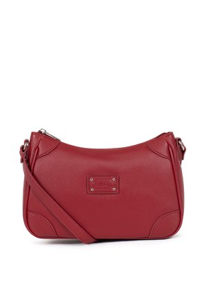 Sac à bandoulière en cuir rouge avec fermeture éclair, bandoulière réglable et petite étiquette rectangulaire de marque à l'avant.