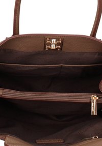 Bruine handtas met een getextureerd oppervlak, gouden accenten en een ruim interieur met een centraal ritssluitingvak en voering met merklogo.