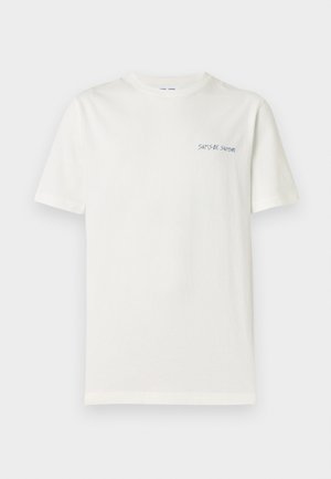 T-shirt branca simples de manga curta com pequeno logótipo de texto azul "SAMSØE SAMSØE" no lado esquerdo do peito.