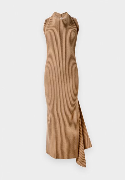 Hladko pletené šaty v teplom béžovom odtieni s vysokým golierom a bočným rozparkom, s priliehavým strihom a jemnou textúrou.
