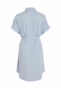 Abito avvolgente di colore blu chiaro con colletto, maniche corte e cintura legata in vita. Tessuto morbido con una consistenza liscia.