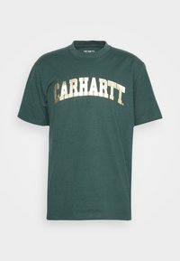 Ciemnozielona bawełniana koszulka z okrągłym dekoltem, z dużym, złotym, łukowatym logo "CARHARTT" na środku klatki piersiowej. Krótkie rękawy i prosty krój.