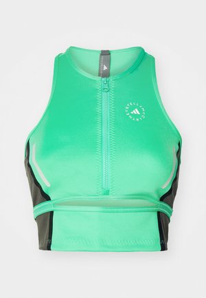 Groene sportieve crop top met een ritssluiting aan de voorkant, voorzien van zwarte accenten, reflecterende details en een logo. Gemaakt van gladde, rekbare stof.