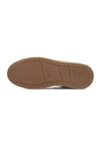 Suola di una scarpa con una base in gomma testurizzata color marrone chiaro, dotata di un motivo a zigzag per garantire aderenza. Design piatto e leggermente arrotondato.