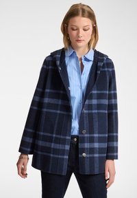 Abrigo de mezcla de lana en color azul marino con capucha, que presenta un patrón de cuadros en tonos de azul, botones plateados y un corte holgado.