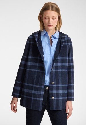 Cappotto in misto lana navy con cappuccio, caratterizzato da un motivo a scacchi in tonalità di blu, bottoni argentati e una vestibilità rilassata.
