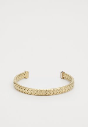 Armreif aus goldfarbenem Metall mit geflochtenem Muster und offenen Enden auf weißem Hintergrund.