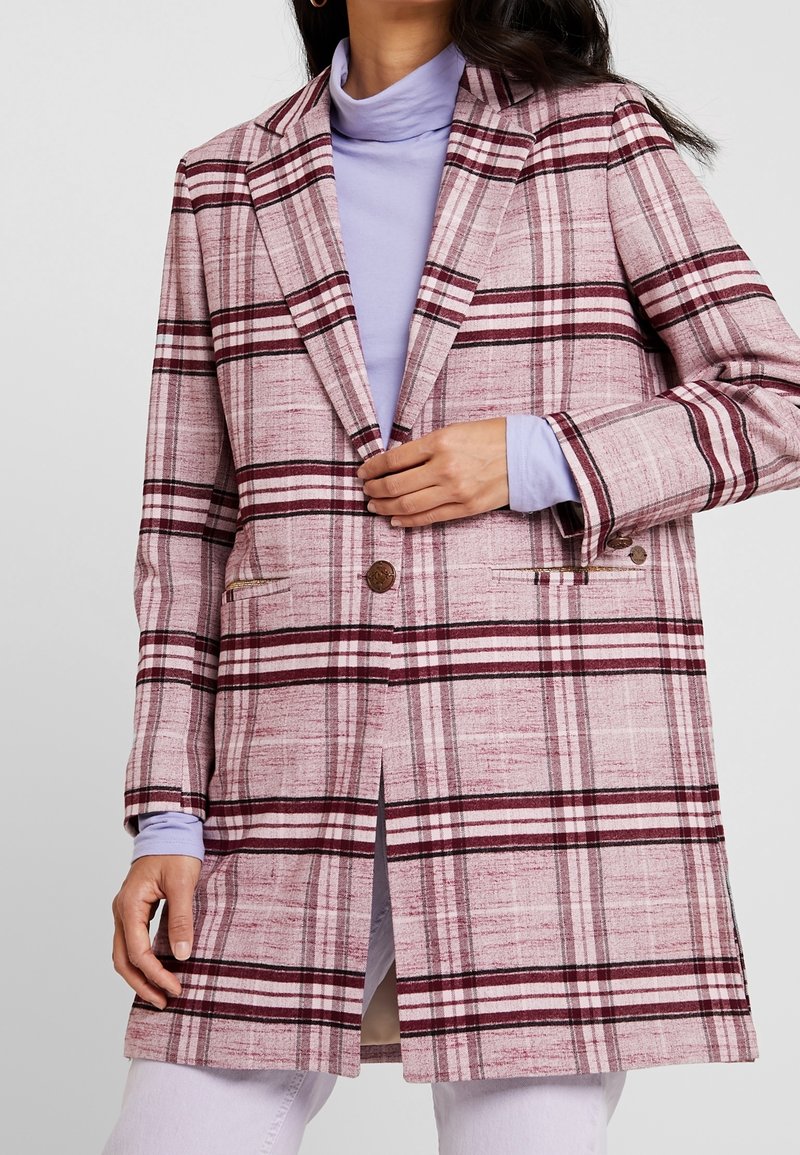 Rosa karierten Blazer mit schwarzen und burgunderroten Linien, ausgestattet mit einem Reverskragen, einem einzelnen Knopfverschluss und zwei Seitentaschen. Glatte Textur.