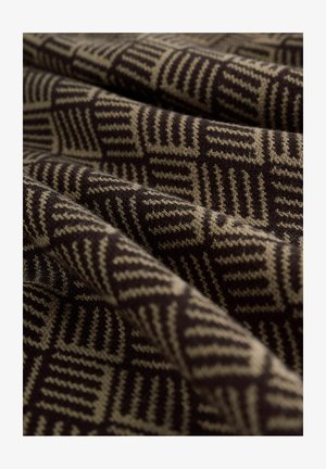 Tissu texturé avec un motif géométrique dans des tons bruns et beiges, mettant en avant une structure de tricot chaude et douce.